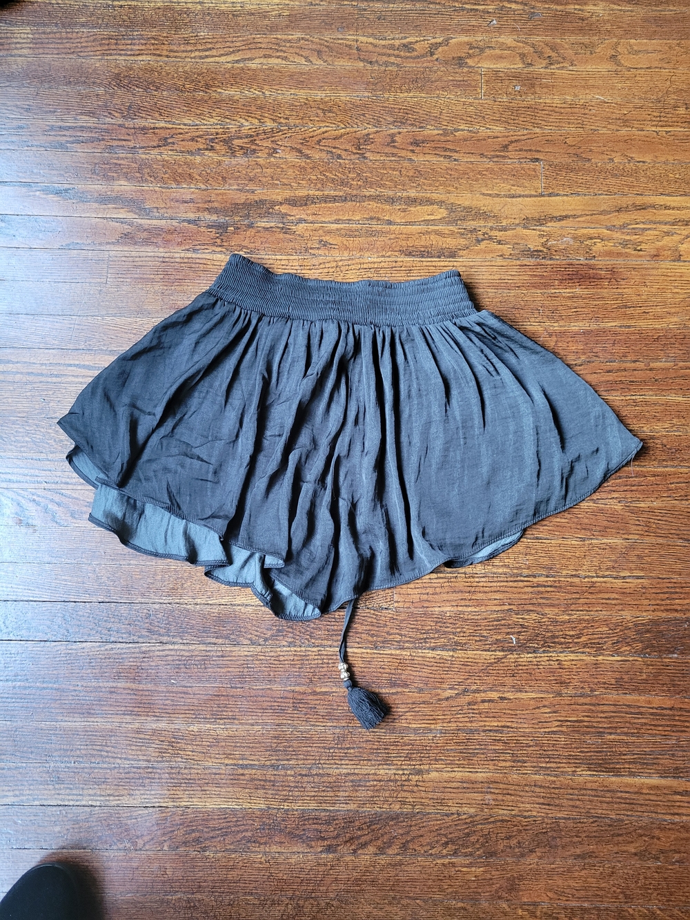 Divided (H&M) Ruffle Tiered Shorts Tassel Flowy Boho Black Size Small Silky Soft - Picture 10 of 17